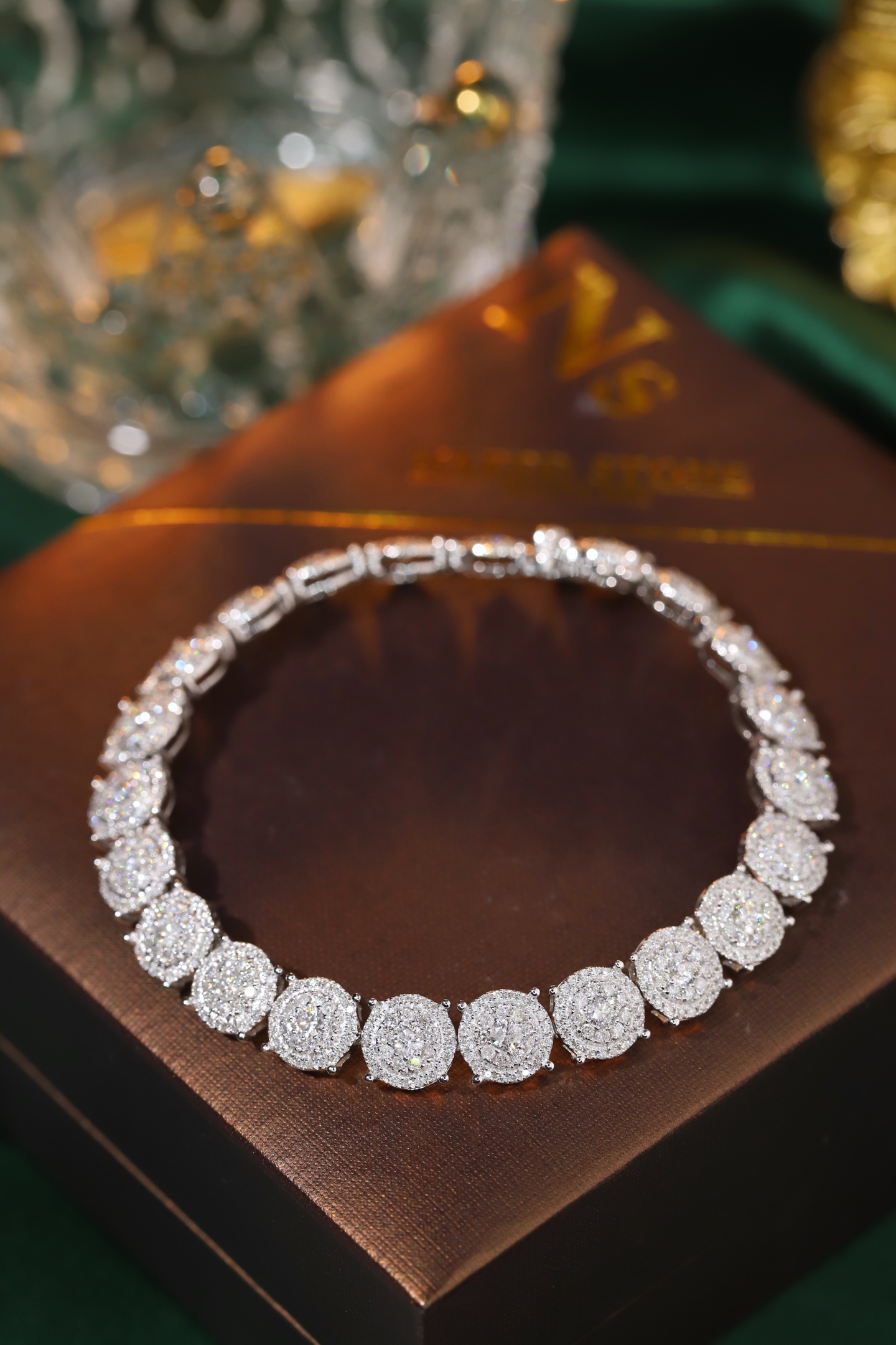 18k Gold Bracelet with a Luxurious Circle of 4.20-carat Natural Diamonds Setted Around Itnd