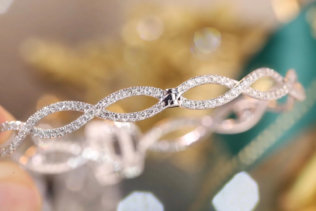 18k Gold Bracelet with Flower Design, Camellia Patterned Bracelet Inlaid with 2.80ct Natural Diamond