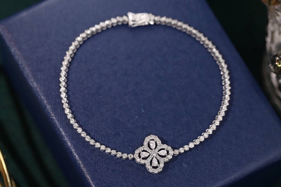 18k Gold Bracelet Set with 1.50 ct Diamond Studs in a Tennis Bracelet Design with Four-leaf Clover Pattern