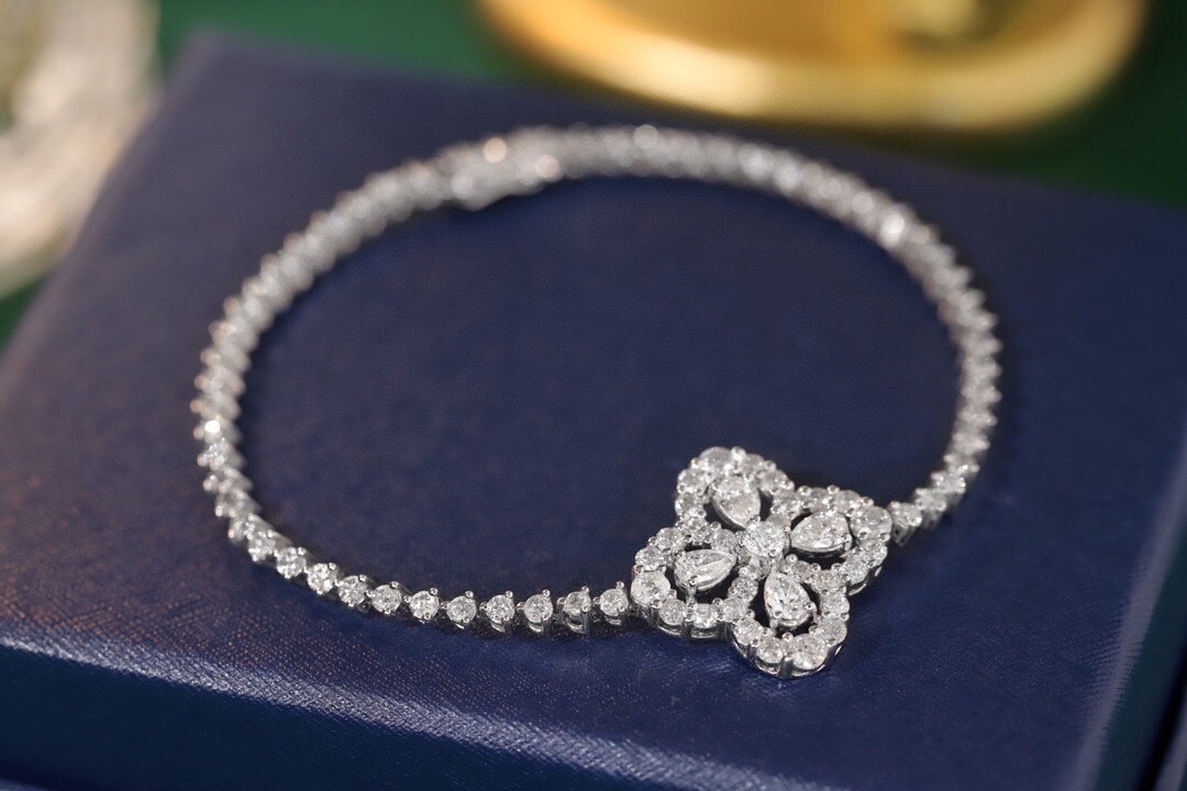 18k Gold Bracelet Set with 3.62 ct Diamond Studs in a Tennis Bracelet Design with Four-leaf Clover Pattern