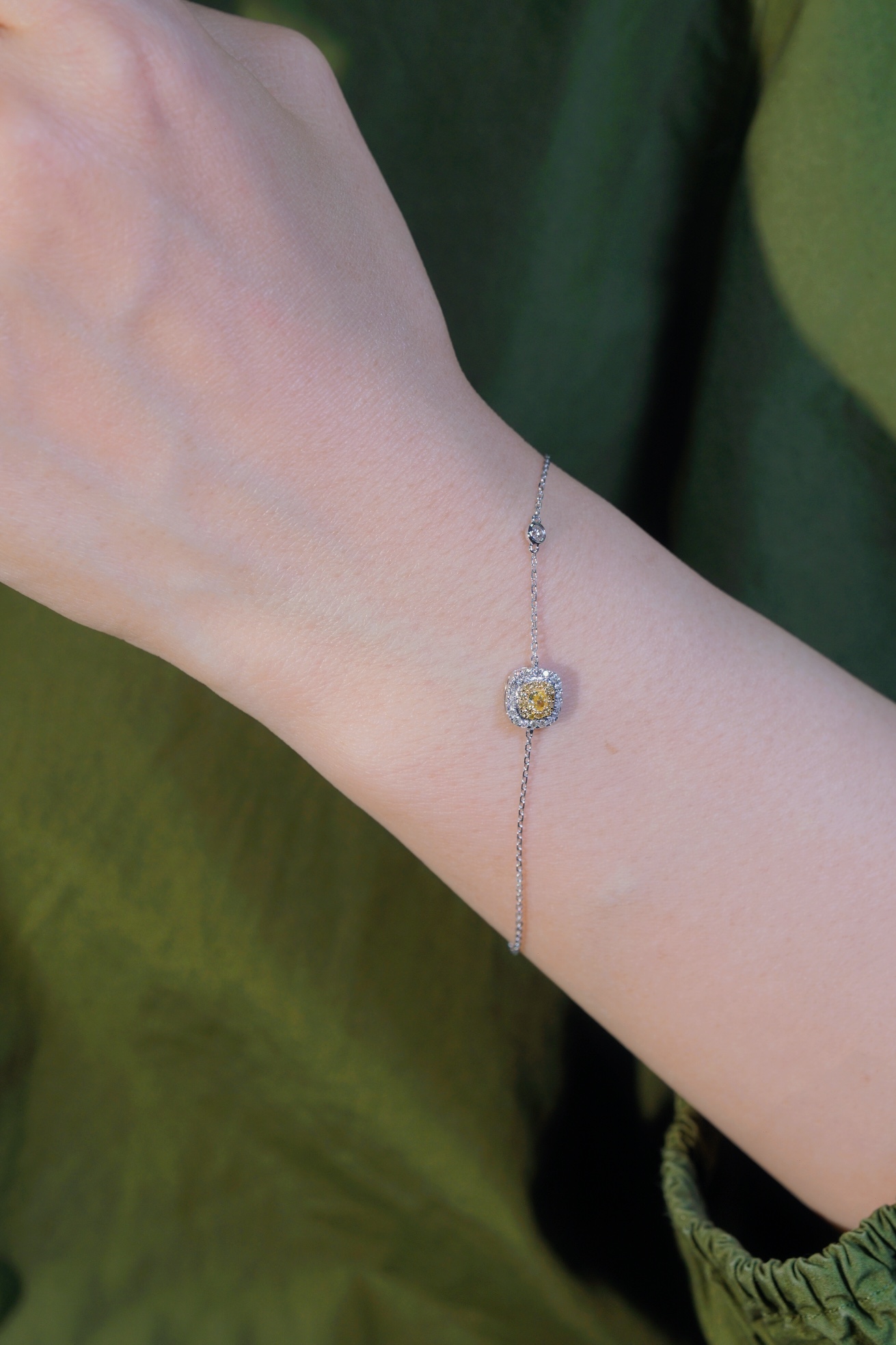 18k Gold Bracelet with Yellow Diamond; the bracelet is set with a 0.35ct natural diamond.