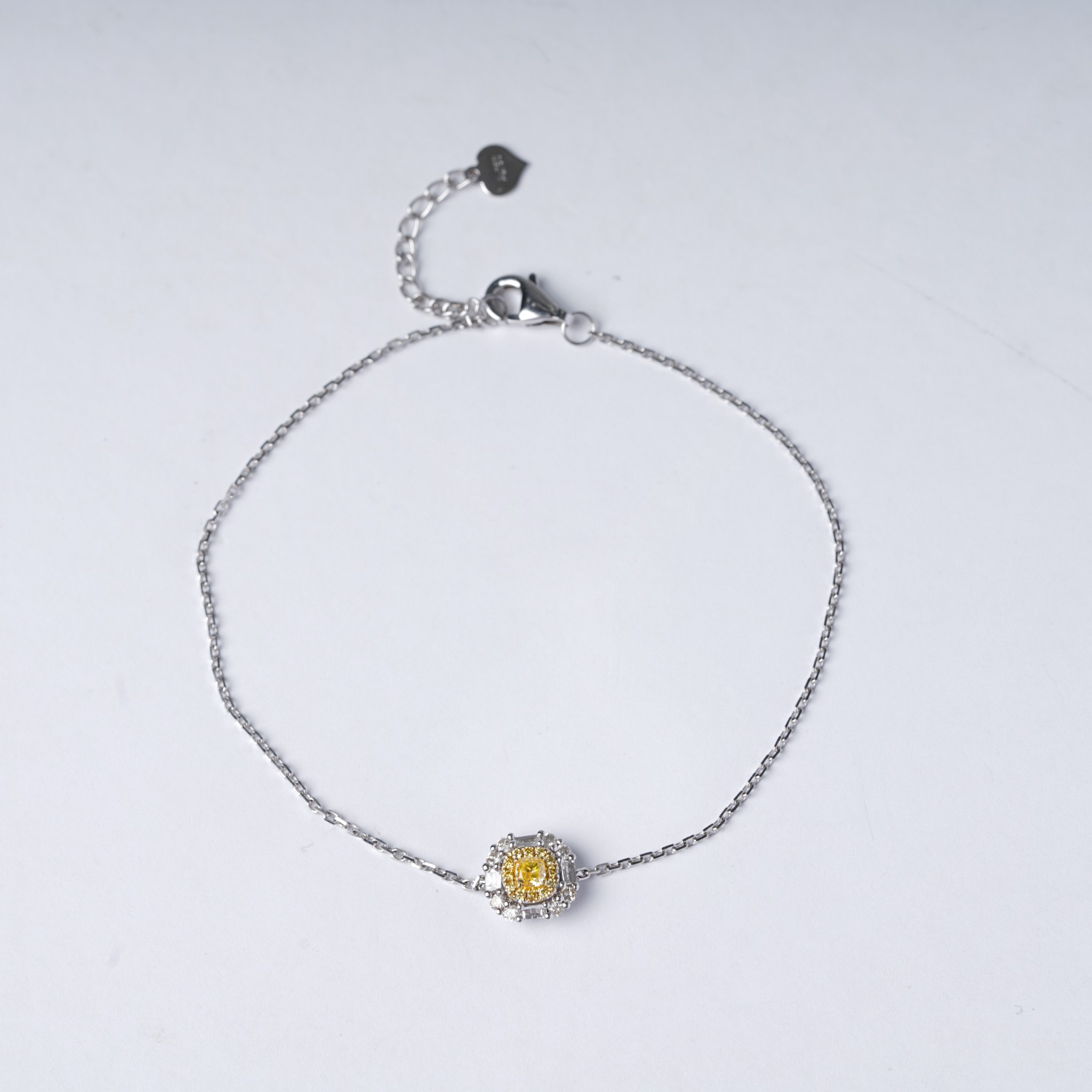 18k Gold Bracelet with Yellow Diamond; the bracelet is set with a 0.30ct natural diamond.