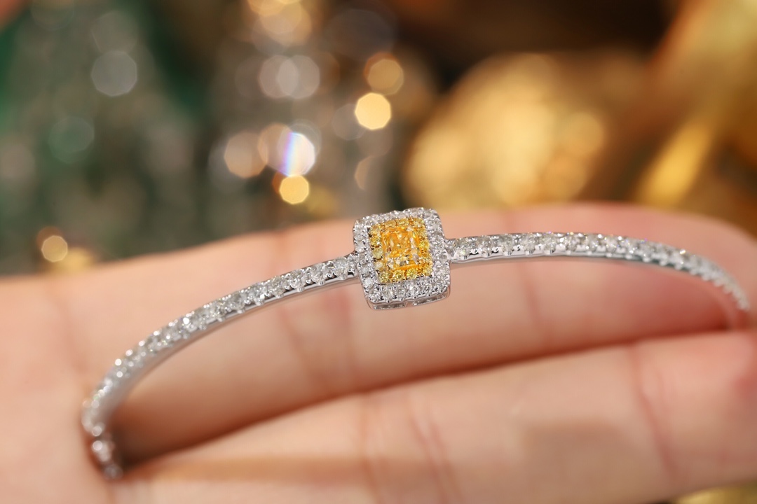 18k Gold Bracelet with Yellow Diamond; the bracelet is set with 1.10ct natural diamond.