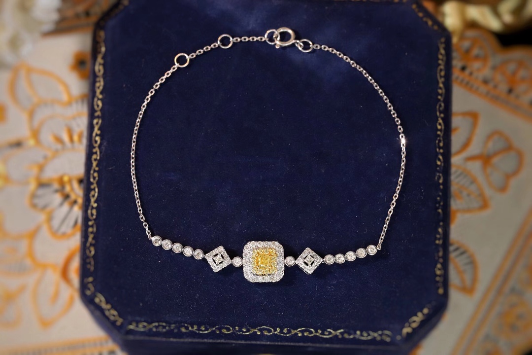 18k Gold Bracelet with Yellow Diamond; the bracelet is set with 0.60ct natural diamond.