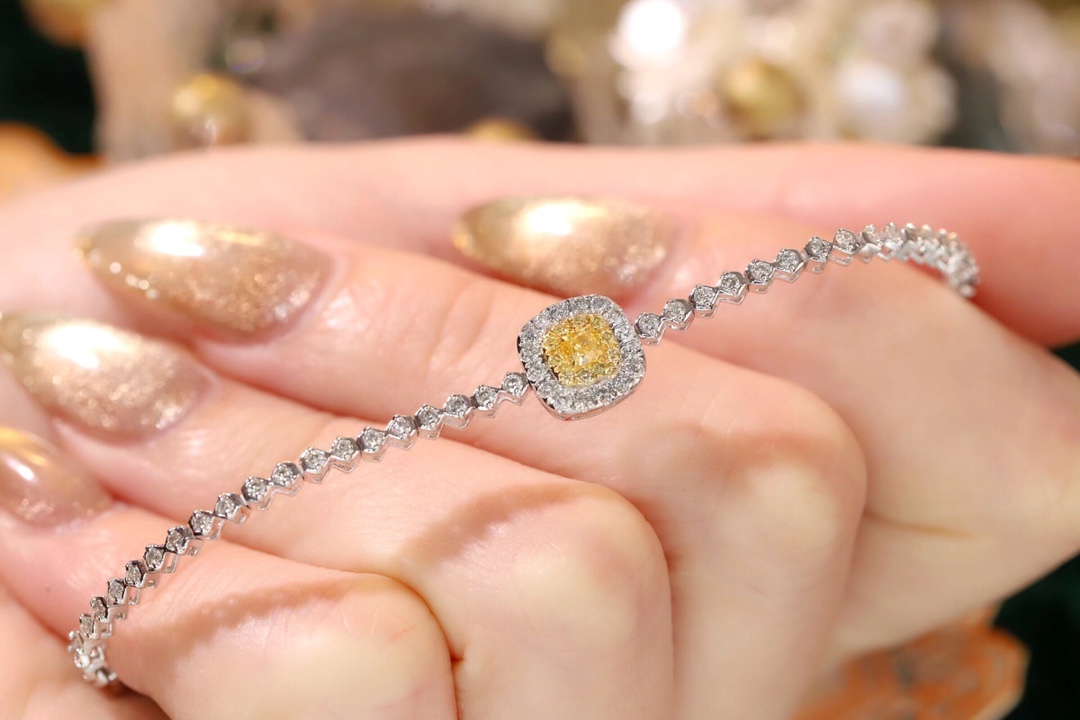18k Gold Bracelet with Yellow Diamond; the bracelet is set with 1.00ct natural diamond.