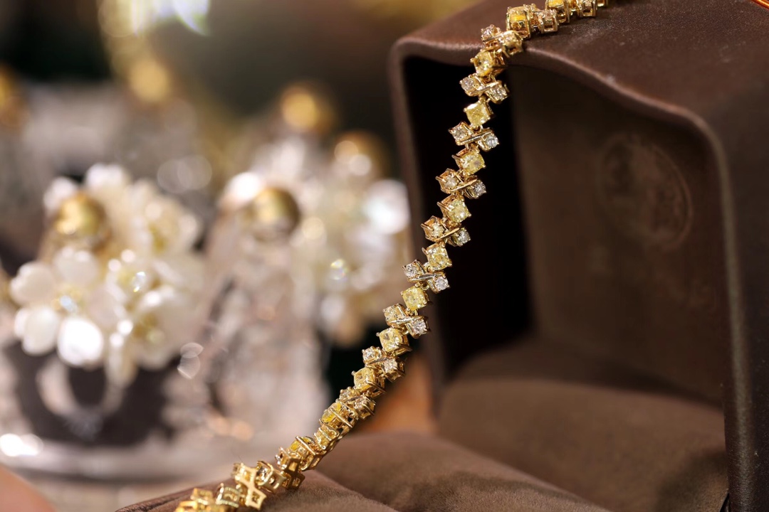 18k Gold Bracelet with Yellow Diamond; the bracelet is set with 4.40ct natural diamond.