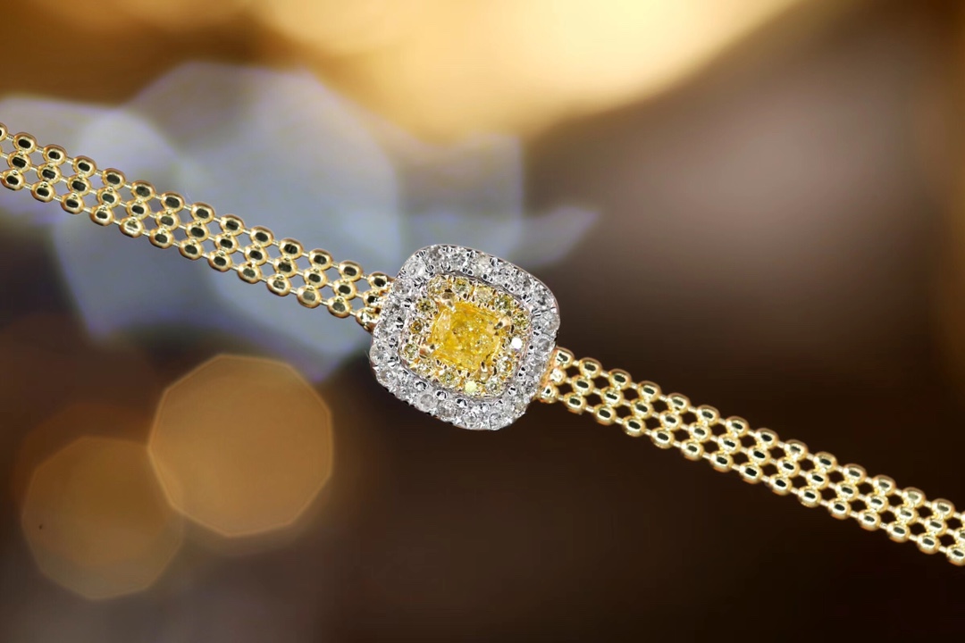 [Copy]18k Gold Bracelet with Yellow Diamond; the bracelet is set with 4.40ct natural diamond.