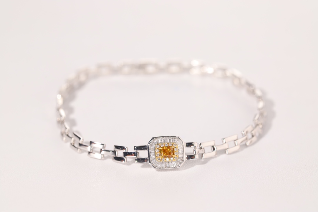 18k Gold Bracelet with Yellow Diamond; the bracelet is set with 0.40ct natural diamond.