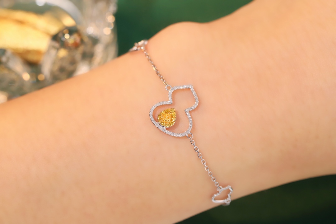 Gourd 18k Gold Bracelet with Yellow Diamond; the bracelet is set with 0.28ct natural diamond.