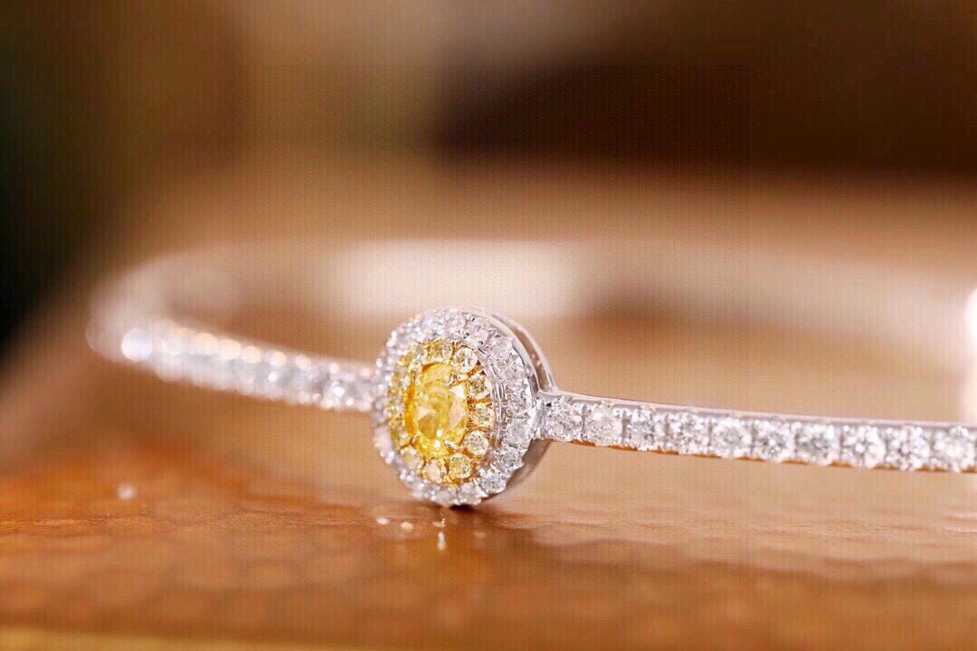 18k Gold Bracelet with Yellow Diamond, Oval Cut, Four-Crystal Setting, 1.08ct