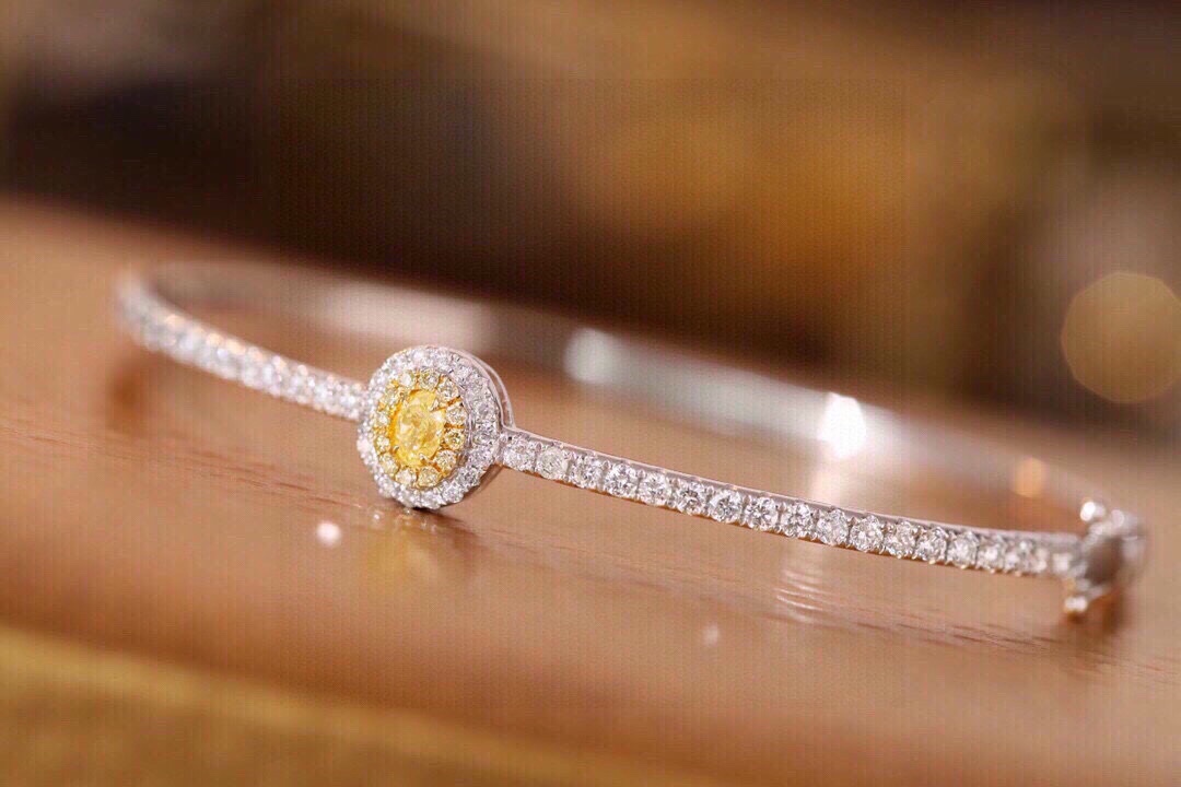 18k Gold Bracelet with Yellow Diamond, Oval Cut, Four-Crystal Setting, 1.08ct