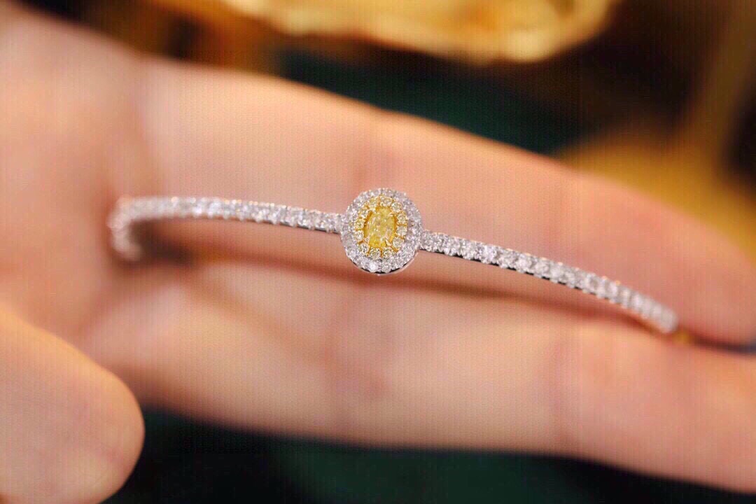 18k Gold Bracelet with Yellow Diamond, Oval Cut, Four-Crystal Setting, 1.08ct