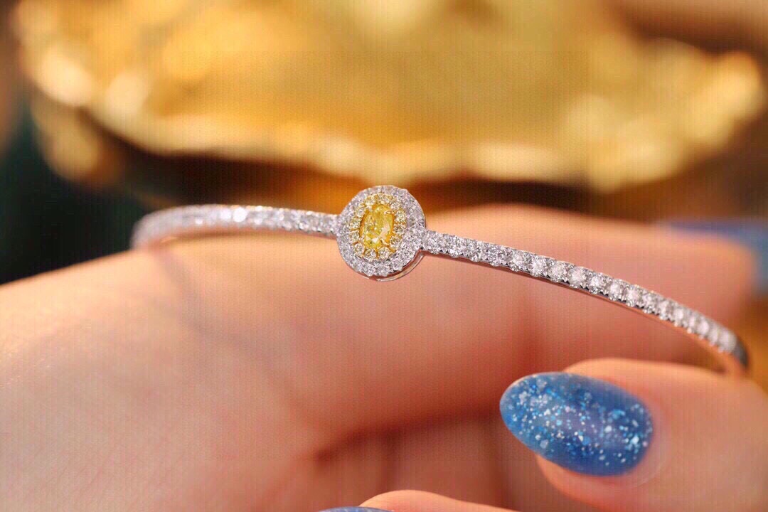 18k Gold Bracelet with Yellow Diamond, Oval Cut, Four-Crystal Setting, 1.08ct