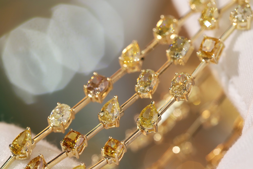 18k Gold Bracelet, Yellow Diamond Bracelet, Odd-Cut Diamonds, 5.20ct Yellow Diamond
