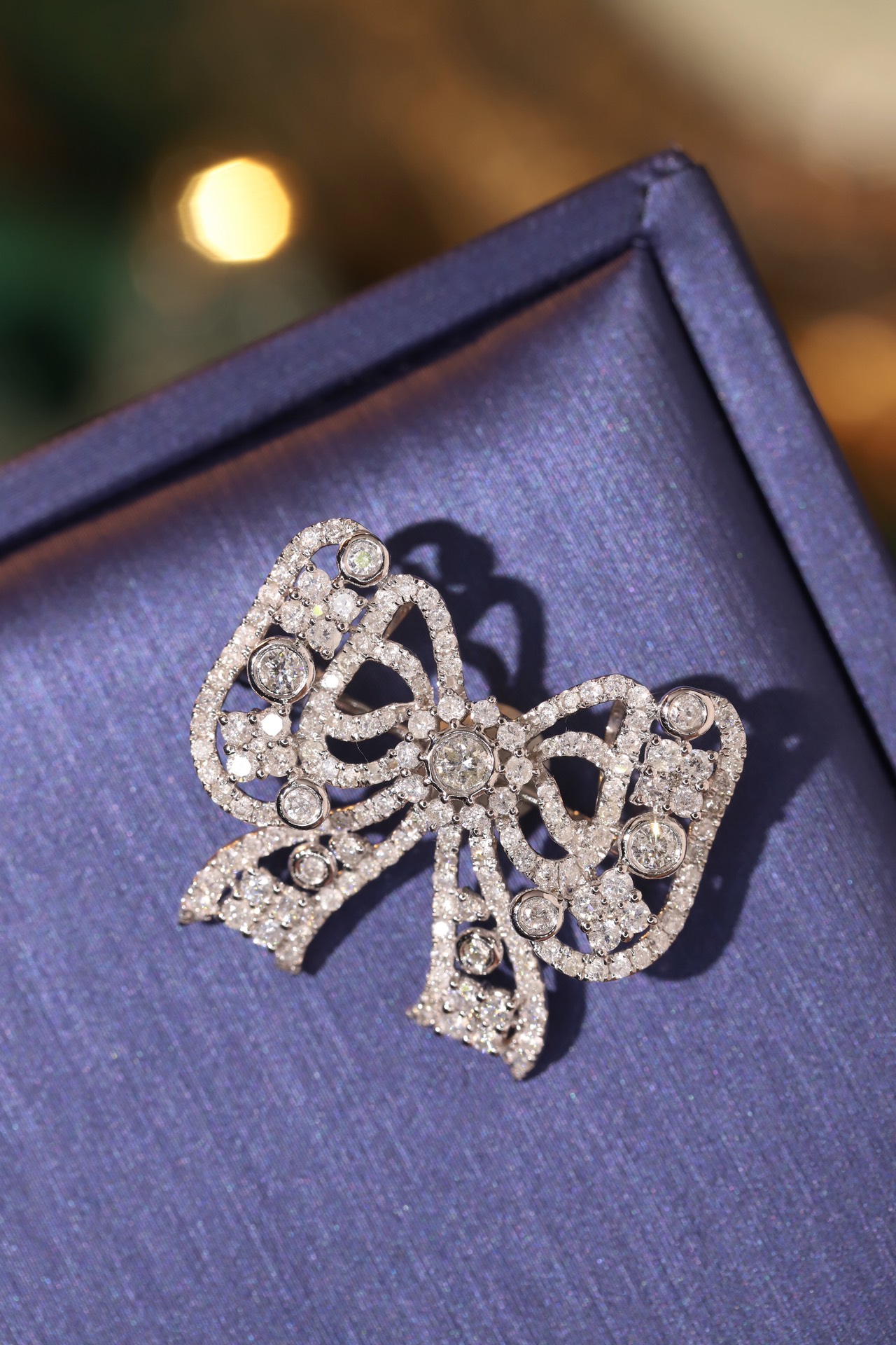 18K Gold Brooch and Pendant, Dual-Purpose Design, Bow-Shaped, Inlaid with 1.50ct Natural Diamond