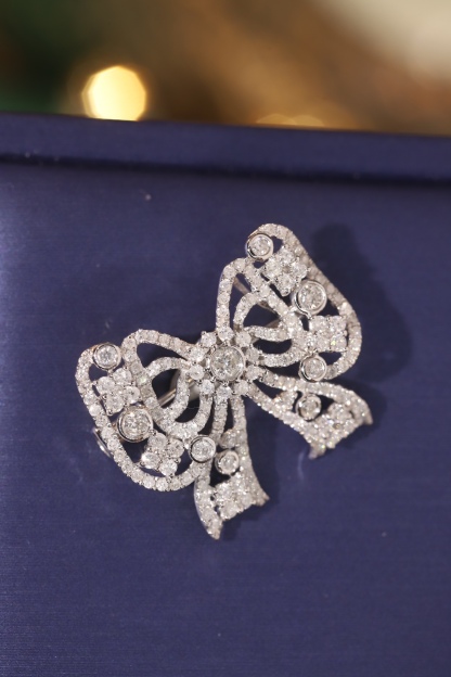 18K Gold Brooch and Pendant, Dual-Purpose Design, Bow-Shaped, Inlaid with 1.50ct Natural Diamond