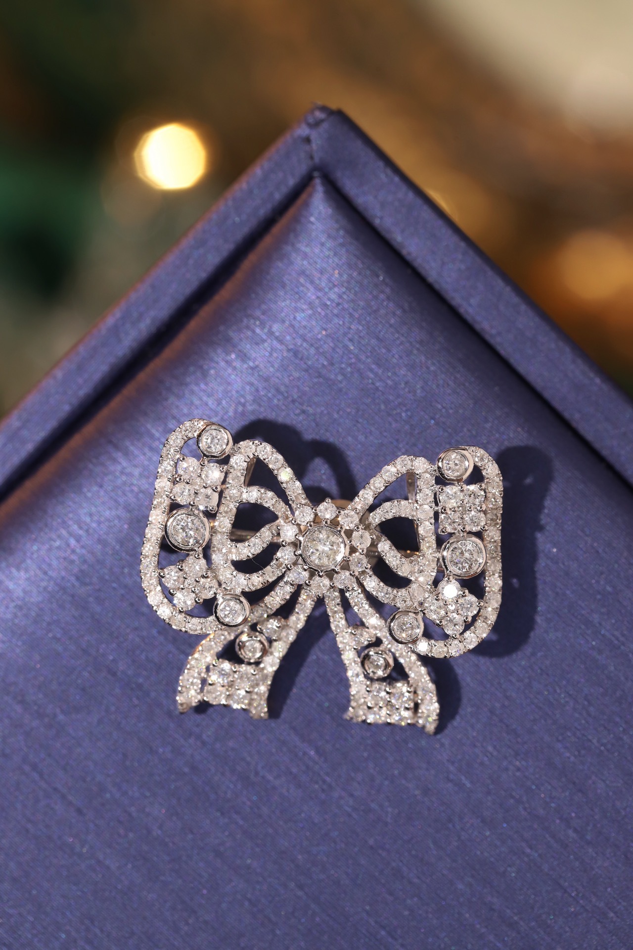18K Gold Brooch and Pendant, Dual-Purpose Design, Bow-Shaped, Inlaid with 1.50ct Natural Diamond