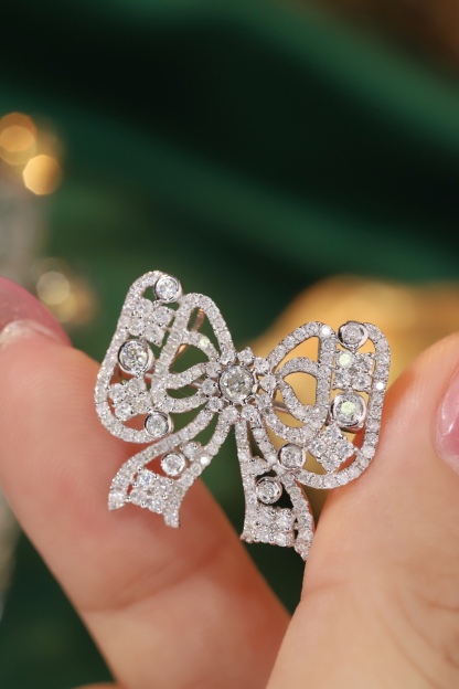 18K Gold Brooch and Pendant, Dual-Purpose Design, Bow-Shaped, Inlaid with 1.50ct Natural Diamond