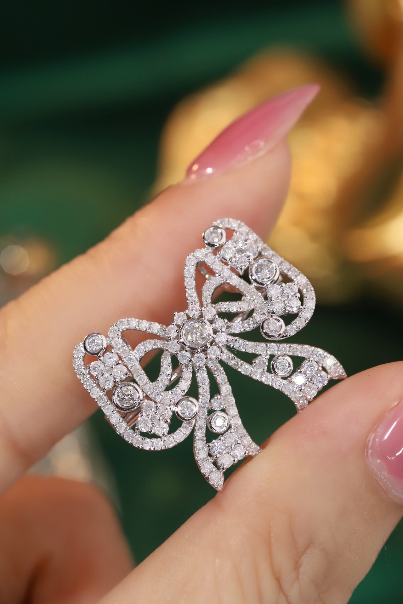 18K Gold Brooch and Pendant, Dual-Purpose Design, Bow-Shaped, Inlaid with 1.50ct Natural Diamond