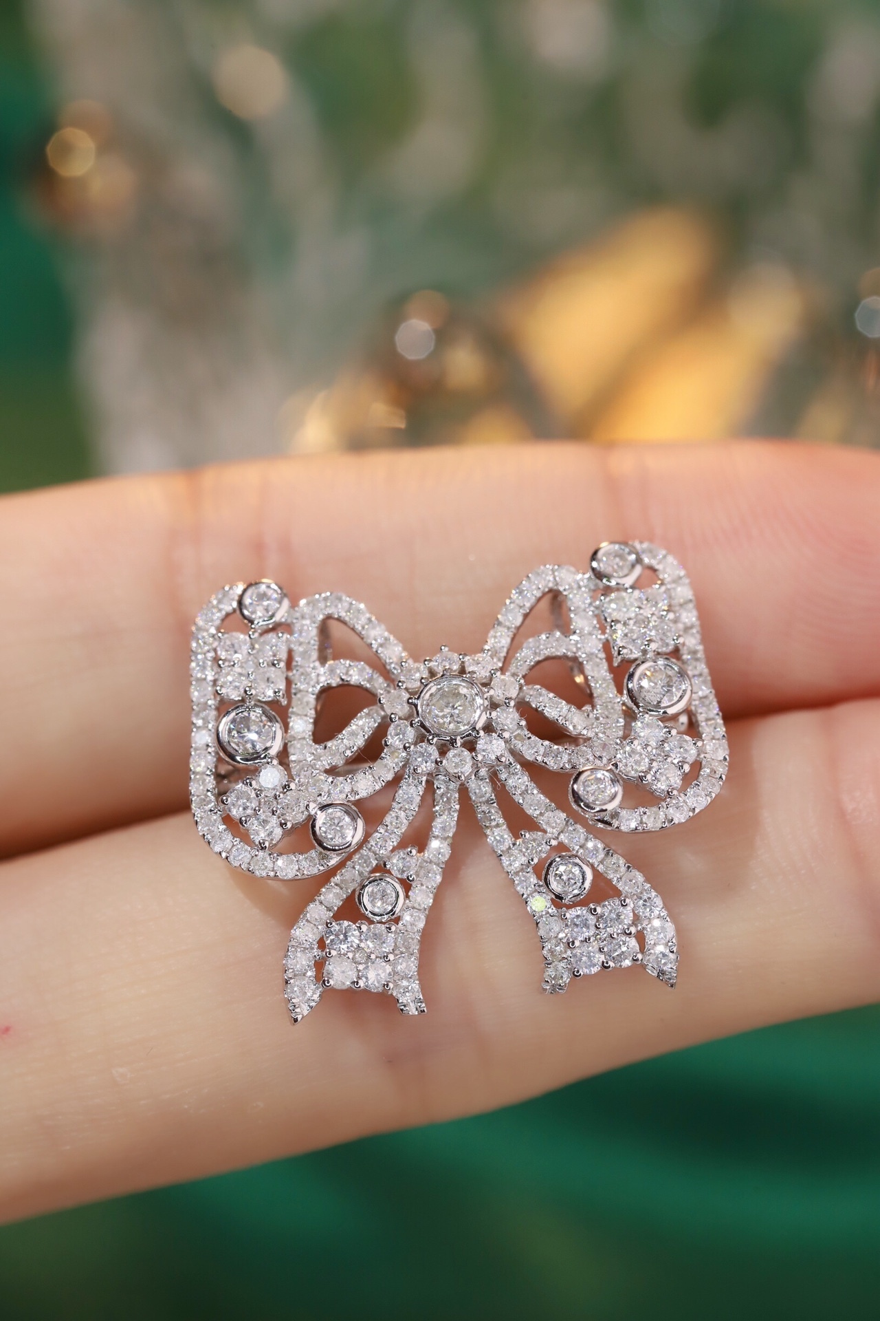 18K Gold Brooch and Pendant, Dual-Purpose Design, Bow-Shaped, Inlaid with 1.50ct Natural Diamond