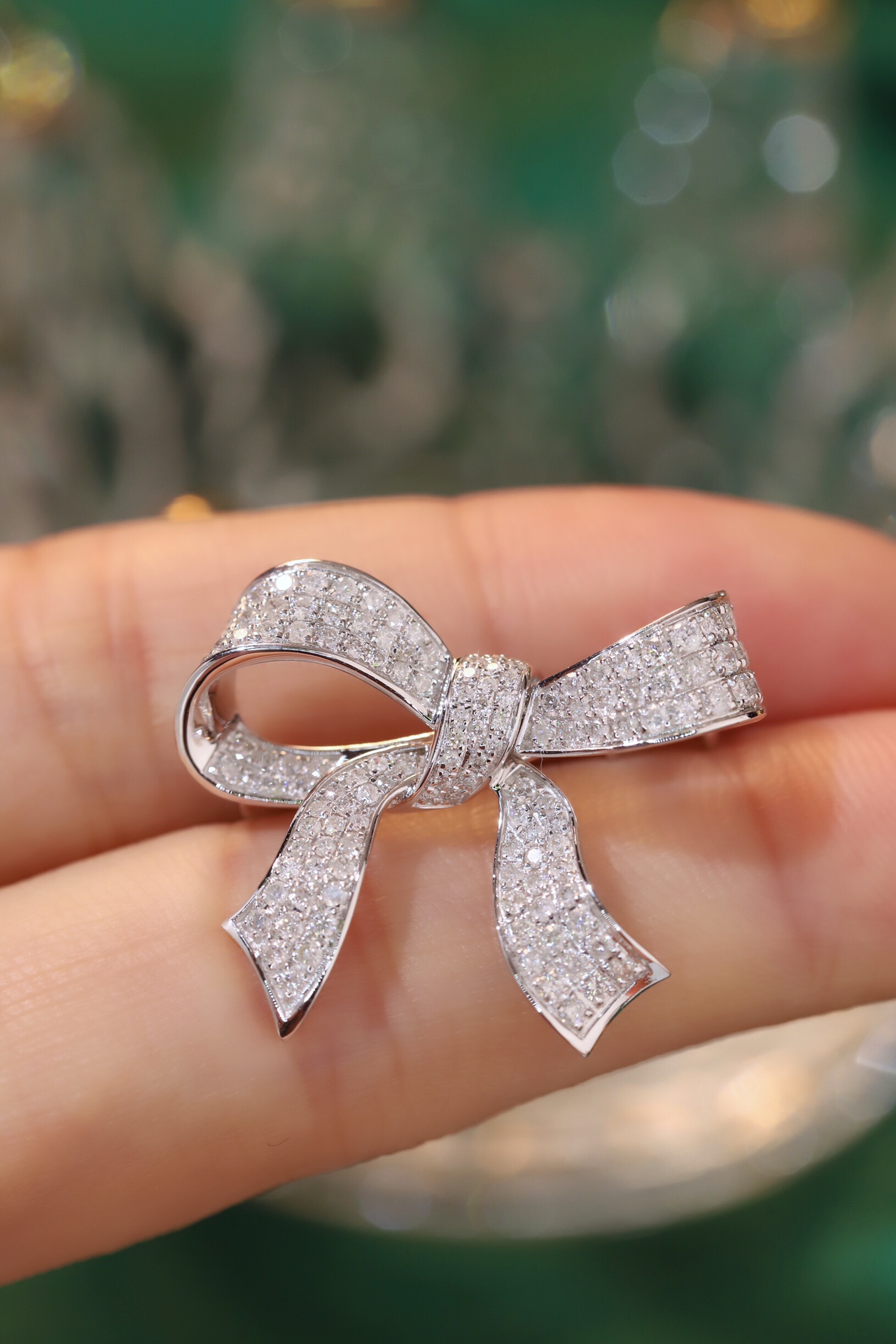18K Gold Brooch and Pendant, Dual-Purpose Design, Bow-Shaped, Inlaid with 1.05ct Natural Diamond