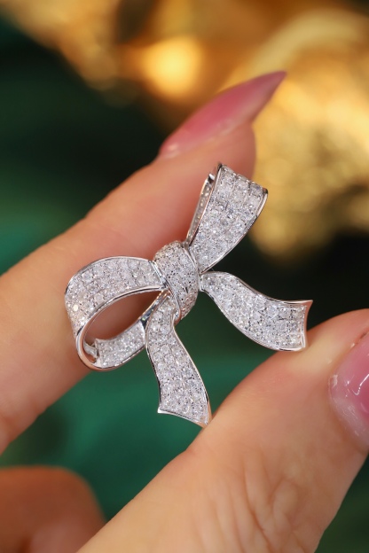 18K Gold Brooch and Pendant, Dual-Purpose Design, Bow-Shaped, Inlaid with 1.05ct Natural Diamond