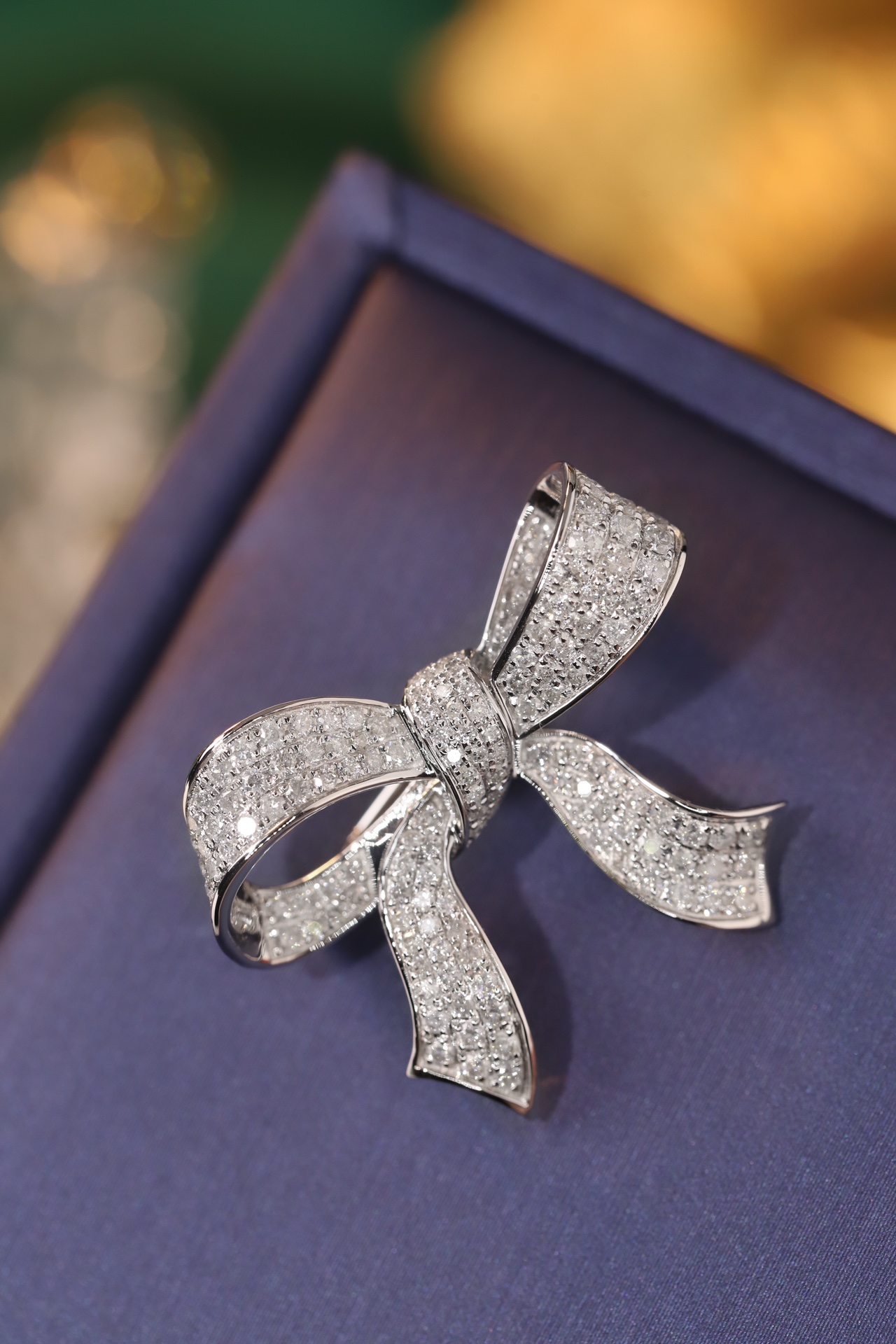 18K Gold Brooch and Pendant, Dual-Purpose Design, Bow-Shaped, Inlaid with 1.05ct Natural Diamond