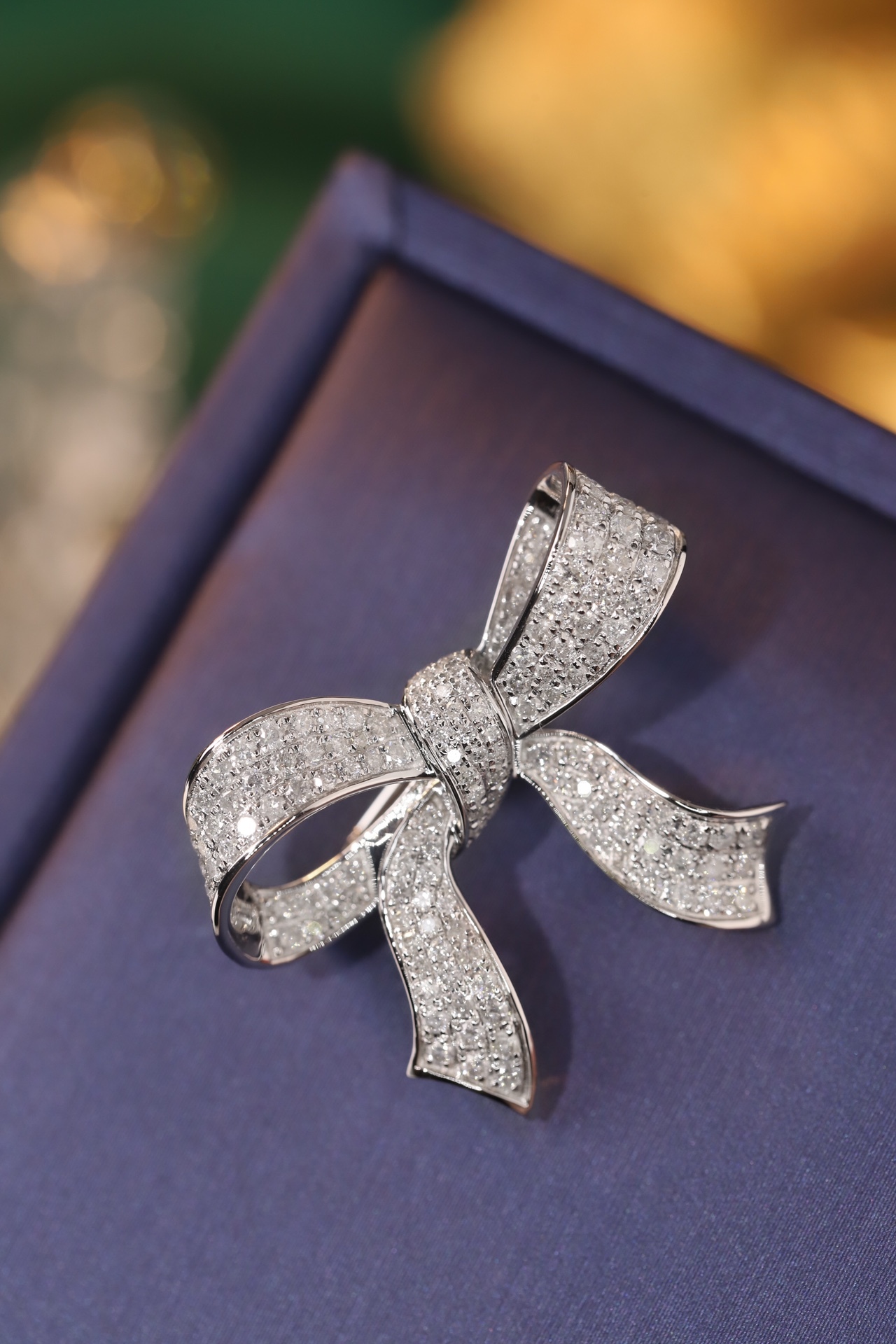 18K Gold Brooch and Pendant, Dual-Purpose Design, Bow-Shaped, Inlaid with 1.05ct Natural Diamond