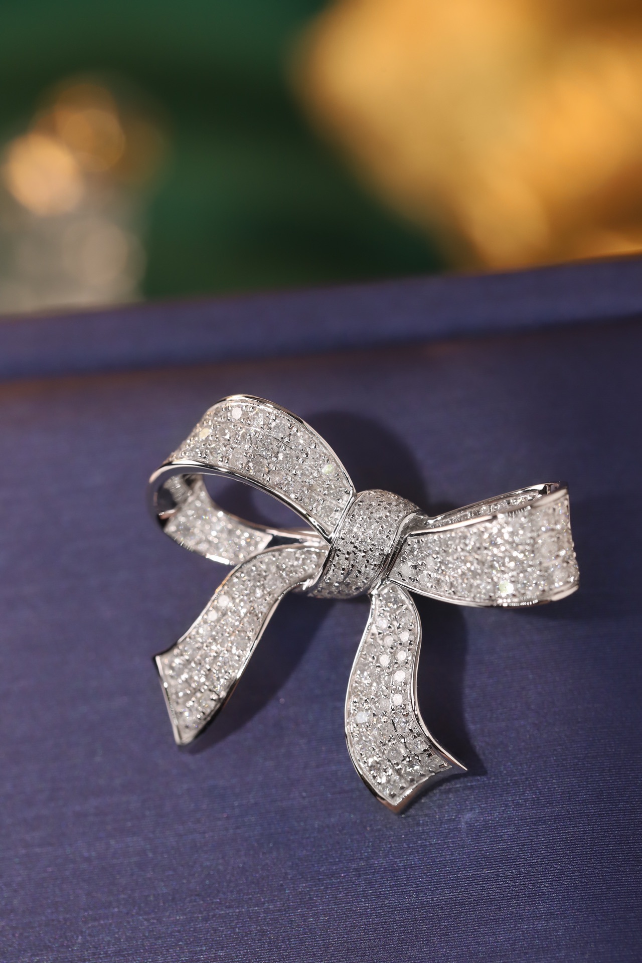 18K Gold Brooch and Pendant, Dual-Purpose Design, Bow-Shaped, Inlaid with 1.05ct Natural Diamond