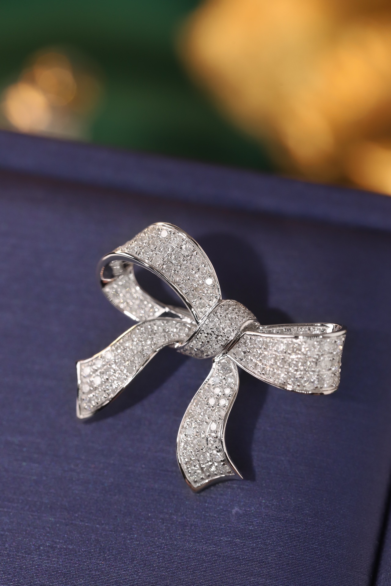 18K Gold Brooch and Pendant, Dual-Purpose Design, Bow-Shaped, Inlaid with 1.05ct Natural Diamond