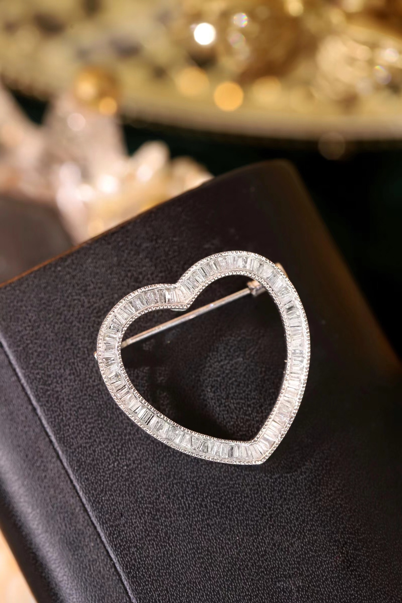 18k Gold Brooch with Pendant, Available in Two Wearing Styles, Heart-Shaped Design, 1.10ct Natural Diamond