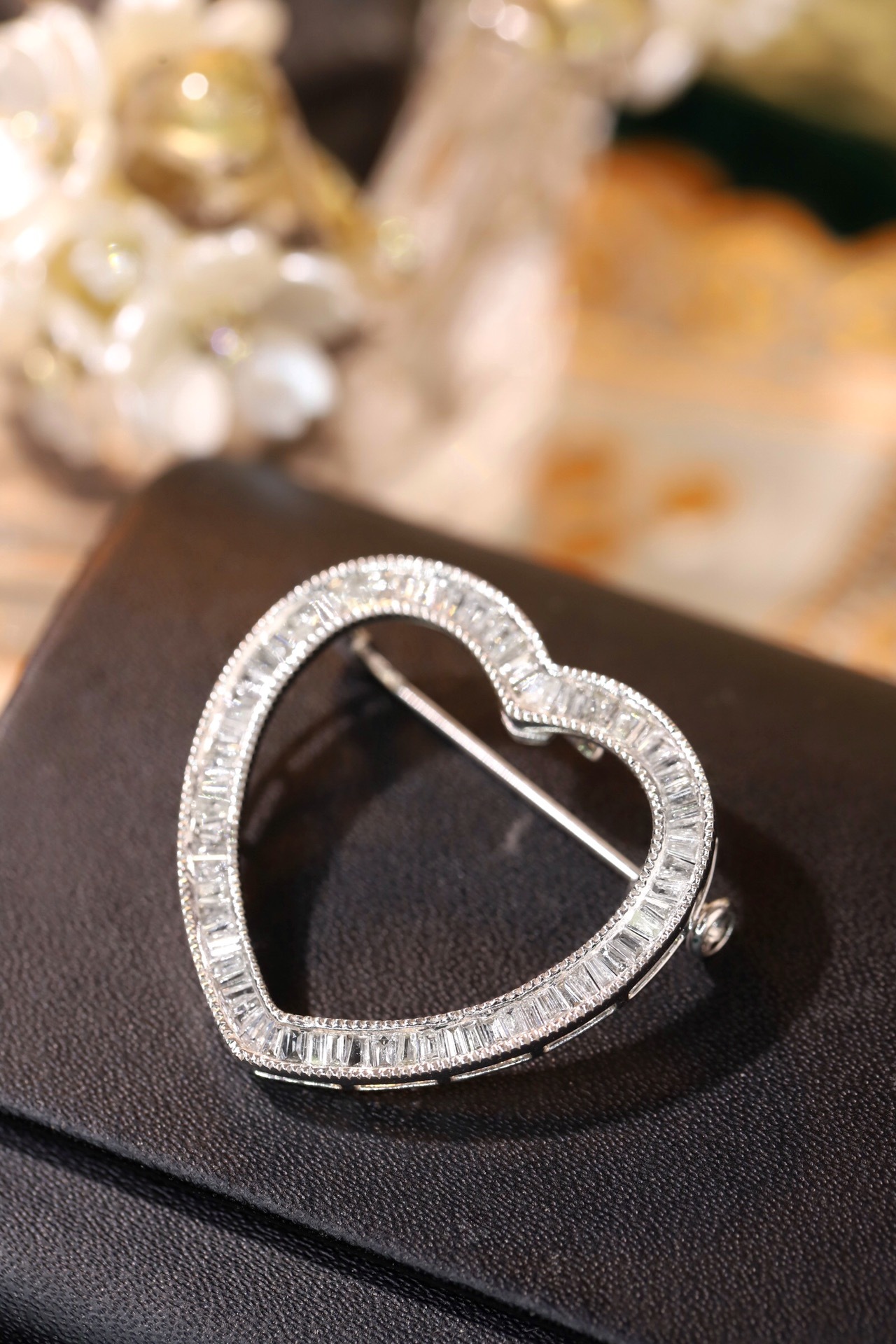 18k Gold Brooch with Pendant, Available in Two Wearing Styles, Heart-Shaped Design, 1.10ct Natural Diamond