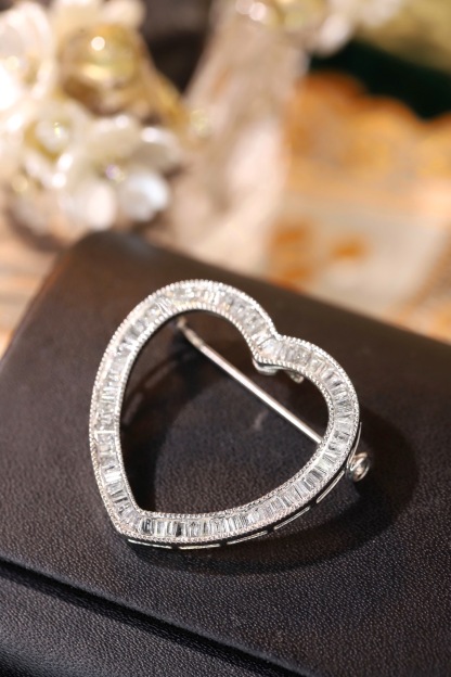 18k Gold Brooch with Pendant, Available in Two Wearing Styles, Heart-Shaped Design, 1.10ct Natural Diamond