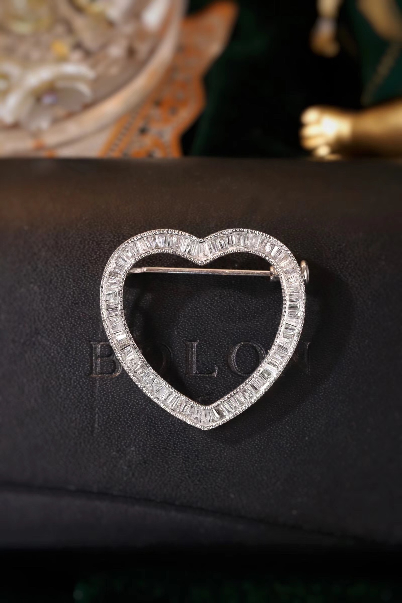 18k Gold Brooch with Pendant, Available in Two Wearing Styles, Heart-Shaped Design, 1.10ct Natural Diamond