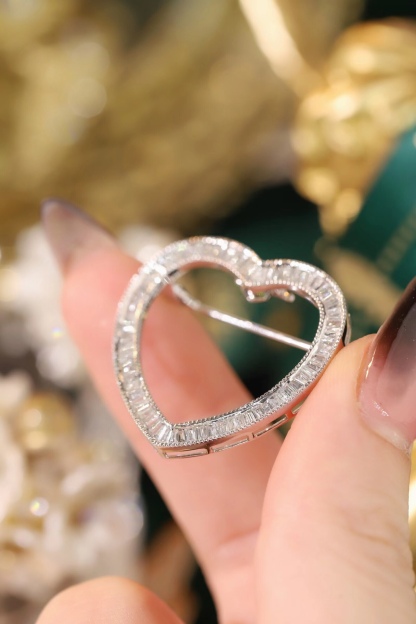 18k Gold Brooch with Pendant, Available in Two Wearing Styles, Heart-Shaped Design, 1.10ct Natural Diamond