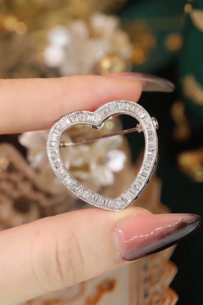 18k Gold Brooch with Pendant, Available in Two Wearing Styles, Heart-Shaped Design, 1.10ct Natural Diamond