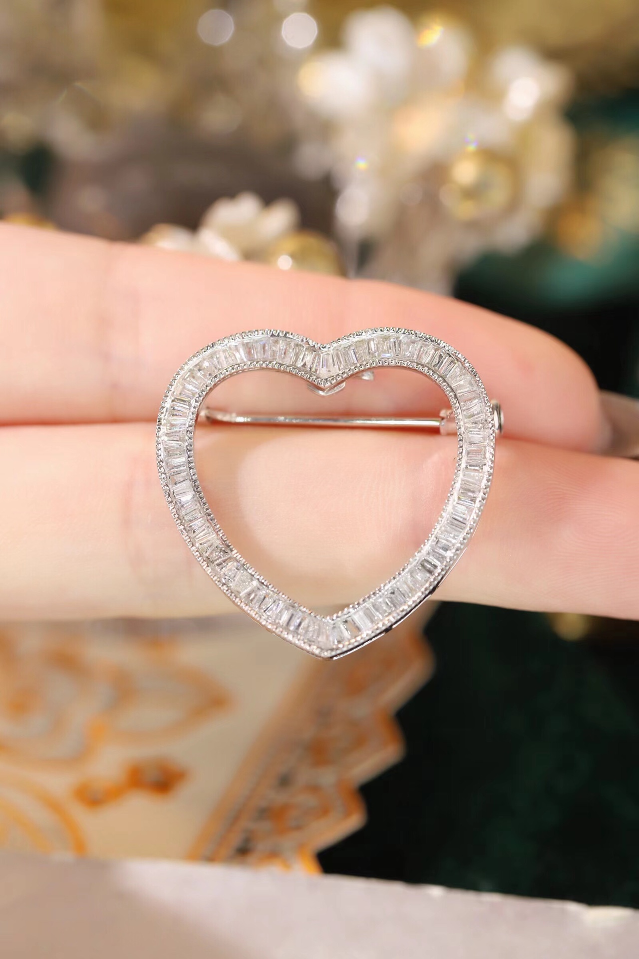 18k Gold Brooch with Pendant, Available in Two Wearing Styles, Heart-Shaped Design, 1.10ct Natural Diamond