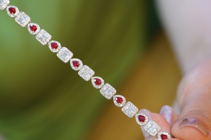 18k Gold Bracelet, Ruby Bracelet, Luxuriously Set with a 2.10-carat Drop-shaped Ruby and 2.90-carat Natural Diamond