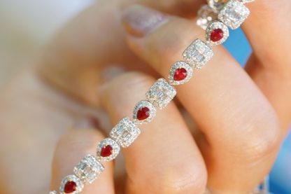 18k Gold Bracelet, Ruby Bracelet, Luxuriously Set with a 2.10-carat Drop-shaped Ruby and 2.90-carat Natural Diamond
