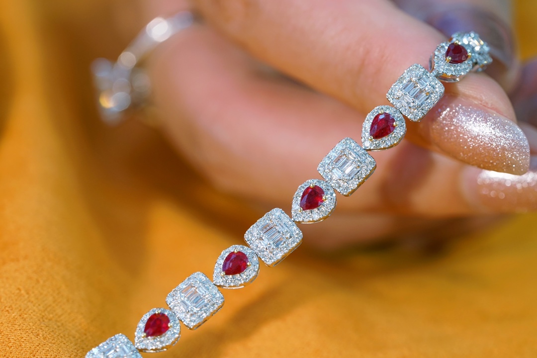 18k Gold Bracelet, Ruby Bracelet, Luxuriously Set with a 2.10-carat Drop-shaped Ruby and 2.90-carat Natural Diamond