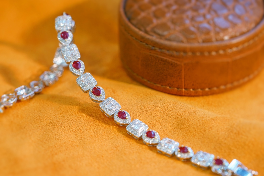 18k Gold Bracelet, Ruby Bracelet, Luxuriously Set with a 2.10-carat Drop-shaped Ruby and 2.90-carat Natural Diamond