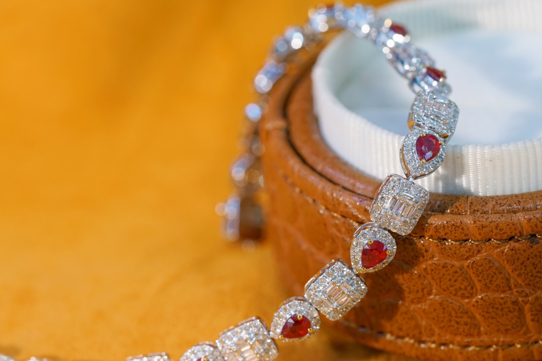 18k Gold Bracelet, Ruby Bracelet, Luxuriously Set with a 2.10-carat Drop-shaped Ruby and 2.90-carat Natural Diamond