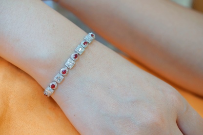 18k Gold Bracelet, Ruby Bracelet, Luxuriously Set with a 2.10-carat Drop-shaped Ruby and 2.90-carat Natural Diamond