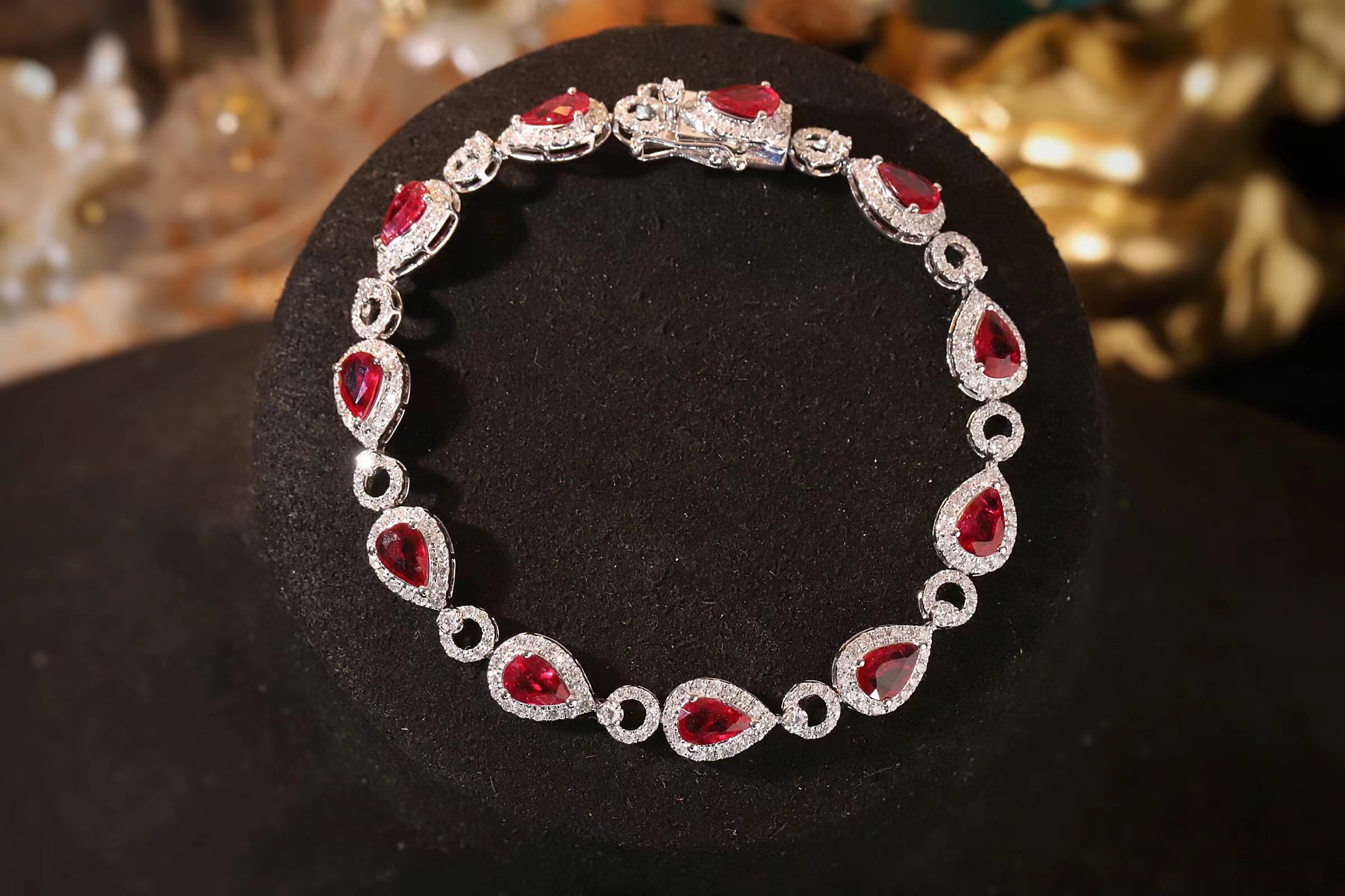 18k Gold Bracelet, Ruby Bracelet, Luxuriously Set with 5.00-carat Drop-shaped Ruby and 1.70-carat Natural Diamond