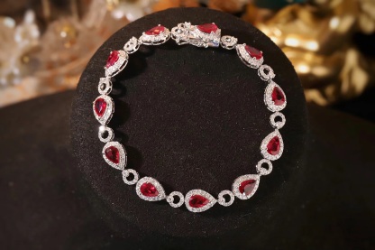 18k Gold Bracelet, Ruby Bracelet, Luxuriously Set with 5.00-carat Drop-shaped Ruby and 1.70-carat Natural Diamond