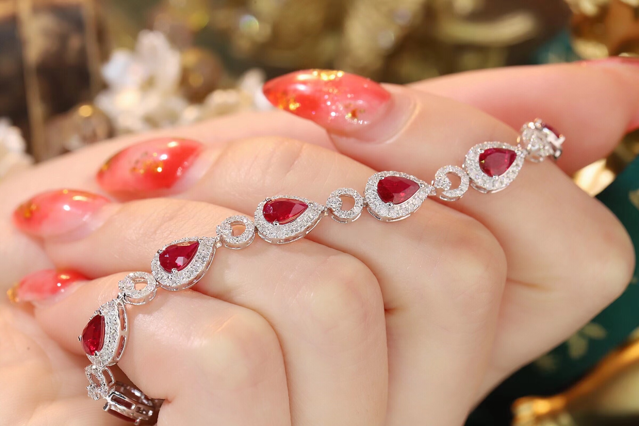 18k Gold Bracelet, Ruby Bracelet, Luxuriously Set with 5.00-carat Drop-shaped Ruby and 1.70-carat Natural Diamond
