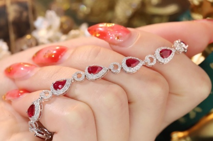 18k Gold Bracelet, Ruby Bracelet, Luxuriously Set with 5.00-carat Drop-shaped Ruby and 1.70-carat Natural Diamond