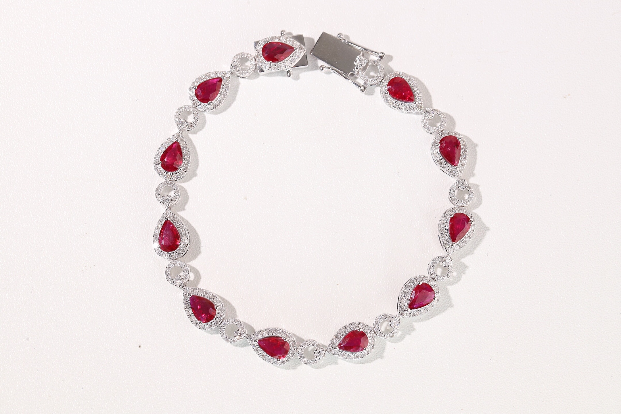 18k Gold Bracelet, Ruby Bracelet, Luxuriously Set with 5.00-carat Drop-shaped Ruby and 1.70-carat Natural Diamond