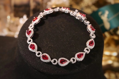 18k Gold Bracelet, Ruby Bracelet, Luxuriously Set with 5.00-carat Drop-shaped Ruby and 1.70-carat Natural Diamond