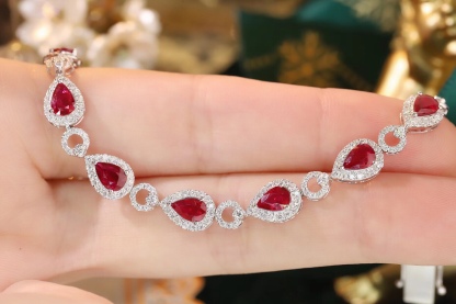 18k Gold Bracelet, Ruby Bracelet, Luxuriously Set with 5.00-carat Drop-shaped Ruby and 1.70-carat Natural Diamond